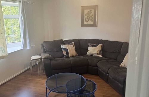 Vange Maison | Homely 3-bedroom House close to shops and also close to the town center