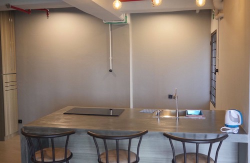 Cibodas Appartement | Homely Bliss avec un décor minimaliste chaleureux et adapté aux voyageurs de groupe