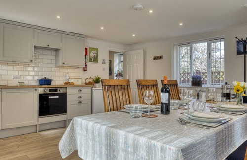 Bourton Cottage | Homely cottage located in a fabulous village - Manor Close Cottage