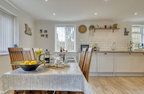Bourton Cottage | Homely cottage located in a fabulous village - Manor Close Cottage