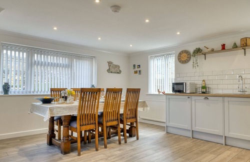 Bourton Cottage | Homely cottage located in a fabulous village - Manor Close Cottage