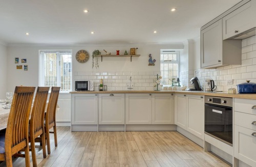 Bourton Cottage | Homely cottage located in a fabulous village - Manor Close Cottage