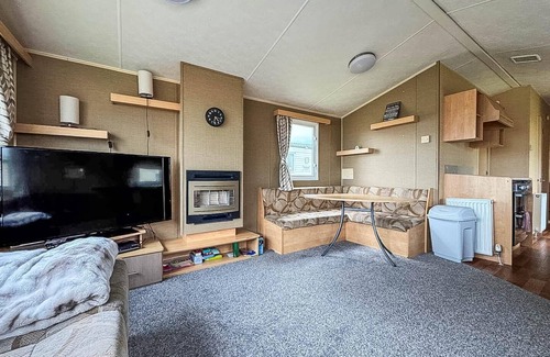 Winestead Maison | Homely, dog friendly caravan at Sand Le Mere in Yorkshire ref 71005O