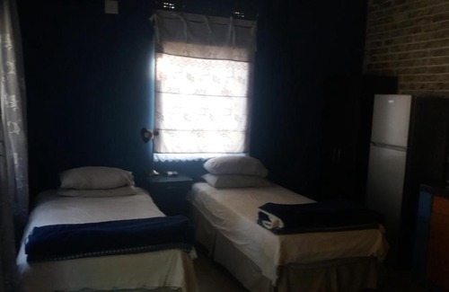 Lephalale Maison | Homely room in peaceful and comfortable old farmhouse