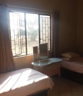 Lephalale Maison | Homely room in peaceful and comfortable old farmhouse