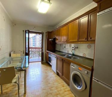 Zumarraga Appartement | HomeOffice with Church Views