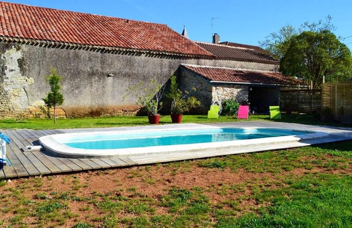 Saint-Vincent-Rive-d'Olt Villa | Homerez - Villa for 8 ppl. with swimming-pool at Saint-Vincent-Rive-d'Olt