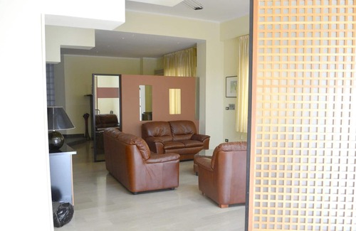 Reggio Calabria Appartement | Homerez - À 100 m de la plage ! Appartement spacieux pour 5 pers. avec jacuzzi