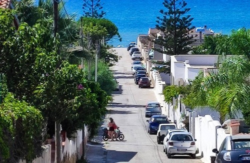 Triscina Appartement | Homerez - À 150 m de la plage ! Superbe appartement pour 8 pers. à Triscina