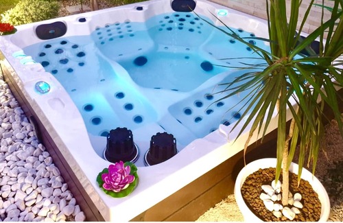 Brancaleone Marina Maison | Homerez - À 200 m de la plage ! Maison pour 10 pers. avec jacuzzi et jardin