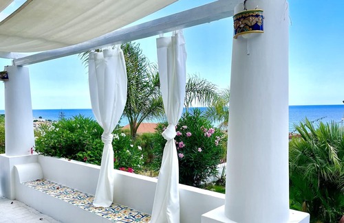 Brancaleone Marina Maison | Homerez - À 200 m de la plage ! Maison pour 10 pers. avec jacuzzi et jardin