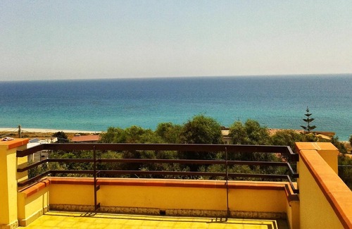 Brancaleone Appartement | Homerez - À 200 m de la plage ! Appartement pour 4 pers. à Brancaleone Marina
