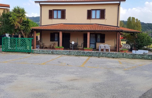 Contrada Difesa I Appartement | Homerez - À 200 m de la plage ! Maison pour 9 pers. avec jardin à Pizzo Calabro