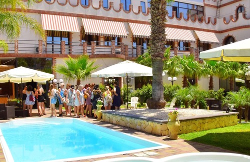 San Giorgio-Librino-San Giuseppe la Rena-Zia Lisa-Villaggio Sant'Agata Appartement | Homerez - À 50 m de la plage ! Appartement pour 3 pers. avec piscine partagée