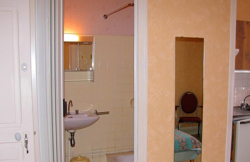 Neris-les-Bains Appartement | Homerez - Studio exceptionnel pour 2 pers. avec jardin à Néris-les-Bains