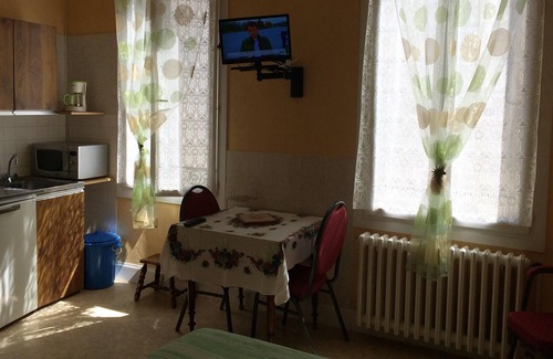 Neris-les-Bains Appartement | Homerez - Studio exceptionnel pour 2 pers. avec jardin à Néris-les-Bains