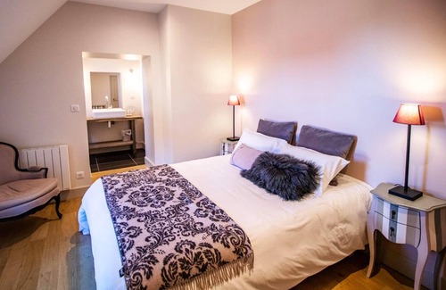 Volesvres Villa | Homerez - Amazing villa for 24 ppl. with swimming-pool and garden at Volesvres