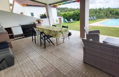 Tomar Appartement | Homerez - Appartement pour 6 pers. avec piscine et jardin à Praia do Ribatejo