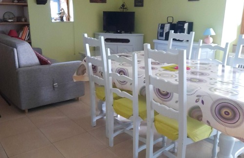 Hirel Appartement | Homerez - Joli appartement à 10 km de la plage pour 4 pers. avec jardin à Hirel