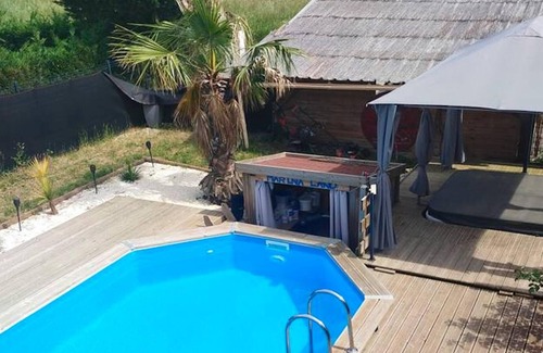 Aiguillon Appartement | Homerez - Appartement for 2 ppl. with swimming-pool and jacuzzi at Aiguillon