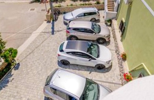 Martinscica Appartement | Homerez - Appartement for 5 ppl. with sea view and balcony at Martinšćica