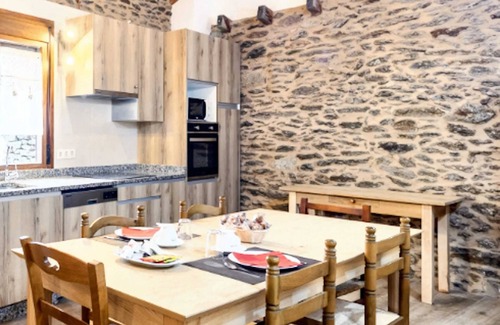 Viana do Bolo Appartement | Homerez - Apt. with View in Mourisca