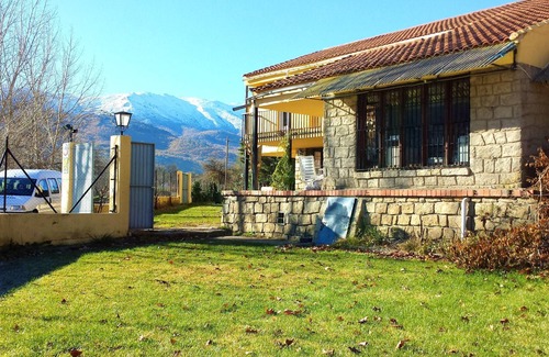 Navaluenga Maison | Homerez - Grande maison pour 30 pers. avec jardin et terrasse à Navaluenga