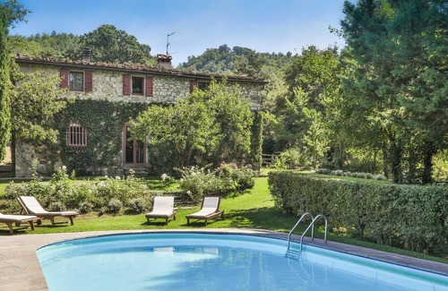 Pieve Santo Stefano Villa | Homerez - Big villa for 14 ppl. with swimming-pool and terrace at Castelnuovo