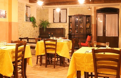 Montecarotto Villa | Homerez - Grande villa pour 20 pers. avec piscine à Montecarotto