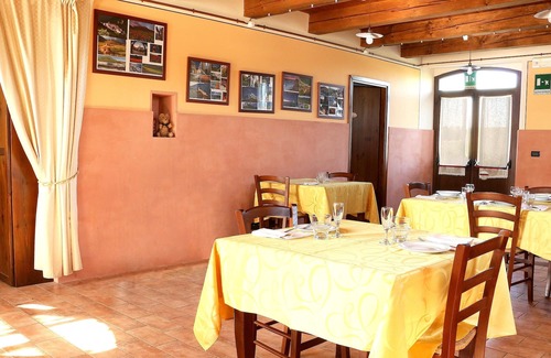 Montecarotto Villa | Homerez - Grande villa pour 20 pers. avec piscine à Montecarotto