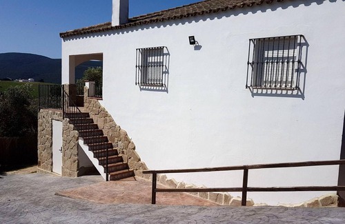 Algar Chalet De Ski | Homerez - Chalet pour 8 pers. avec piscine, jardin, terrasse et balcon à Algar