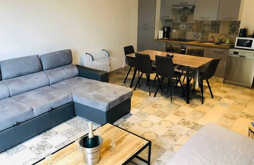 Clermont-Creans Chalet De Ski | Homerez - Chalet in Clermont-Créans, shared pool