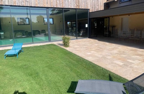 Clermont-Creans Chalet De Ski | Homerez - Chalet in Clermont-Créans, shared pool