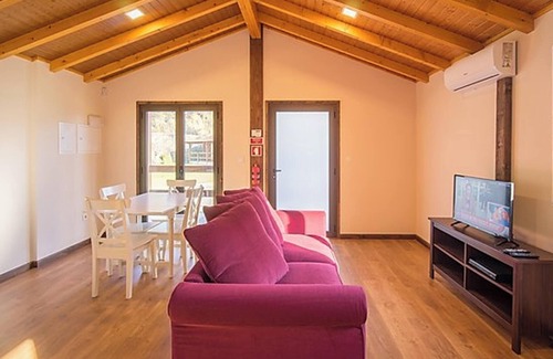 Albergaria-a-Velha Chalet De Ski | Homerez - Charming Chalet in Branca with Shared Pool