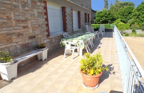 Toulonjac Appartement | Homerez - Appartement charmant à Toulonjac avec jardin et terrasse