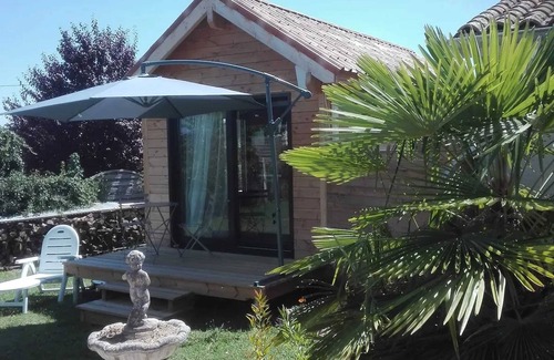 Eymet Chalet De Ski | Homerez - Charming Chalet with Shared Pool in Eymet