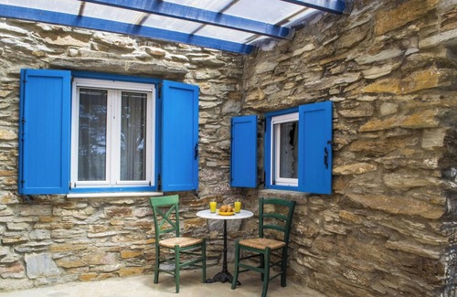 Ioulida Maison | Homerez - Maison chaleureuse à Kastanies avec cheminée et vue