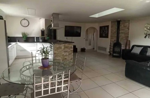 Gigean Maison | Homerez - Charming House in Gigean with Terrace and Fenced Garden