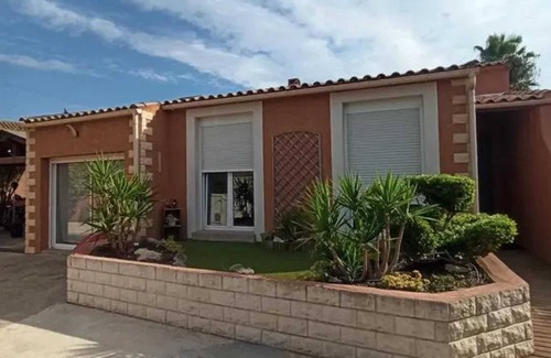 Gigean Maison | Homerez - Charming House in Gigean with Terrace and Fenced Garden