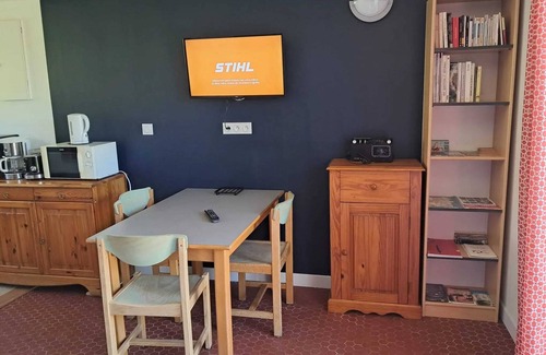 Treignac Appartement | Homerez - Studio charmant à Treignac avec terrasse de 22 m²