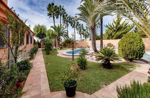 El Chaparral Appartement | Homerez - Villa charmante à Torrevieja avec piscine privée