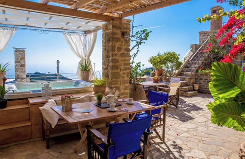 Anatoli Maison | Homerez - Maison confortable avec vue sur la mer à Anatoli + jacuzzi