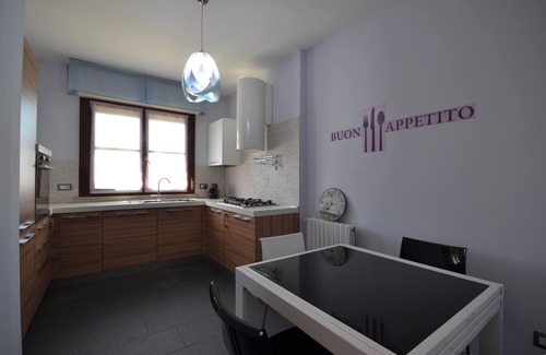 Vercelli Appartement | Homerez - Apt à Vercelli avec balcon.