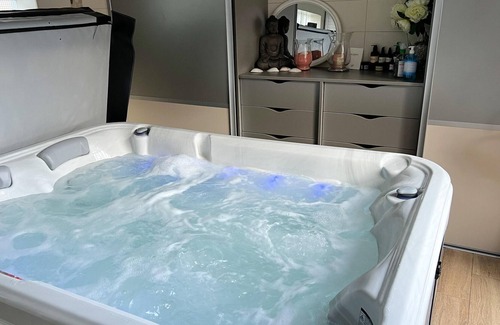La Ferriere-aux-Etangs Appartement | Homerez - Studio pour 2 pers. avec sauna, spa et jardin à La Ferrière-aux-Étangs