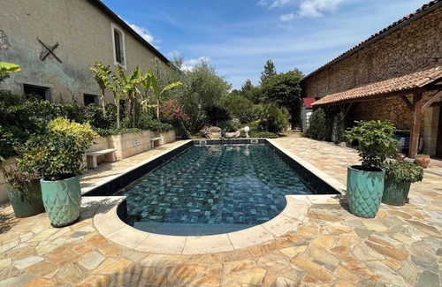 Saint-Front-de-Pradoux Maison | Homerez - Maison pour 8 pers. avec piscine partagée, jacuzzi et spa