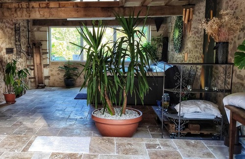 Saint-Front-de-Pradoux Maison | Homerez - Maison pour 4 pers. avec piscine partagée, jacuzzi, spa et terrasse