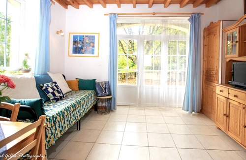Saint-Front-de-Pradoux Maison | Homerez - Maison pour 4 pers. avec piscine partagée, spa, terrasse et balcon