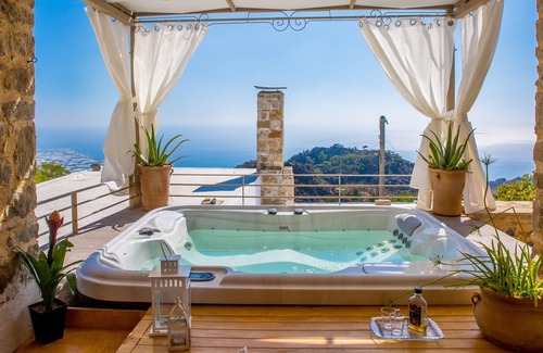 Anatoli Maison | Homerez - Grande maison à 12 km de la plage pour 9 pers. avec jacuzzi à Anatoli