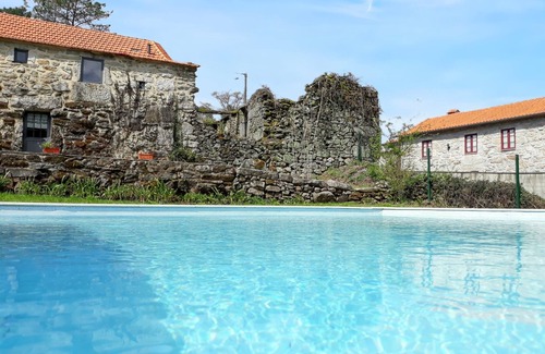 Meada Maison | Homerez - House in Águeda, shared pool