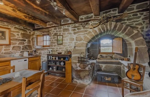 Chaumeil Maison | Homerez - Maison à Chaumeil avec cheminée